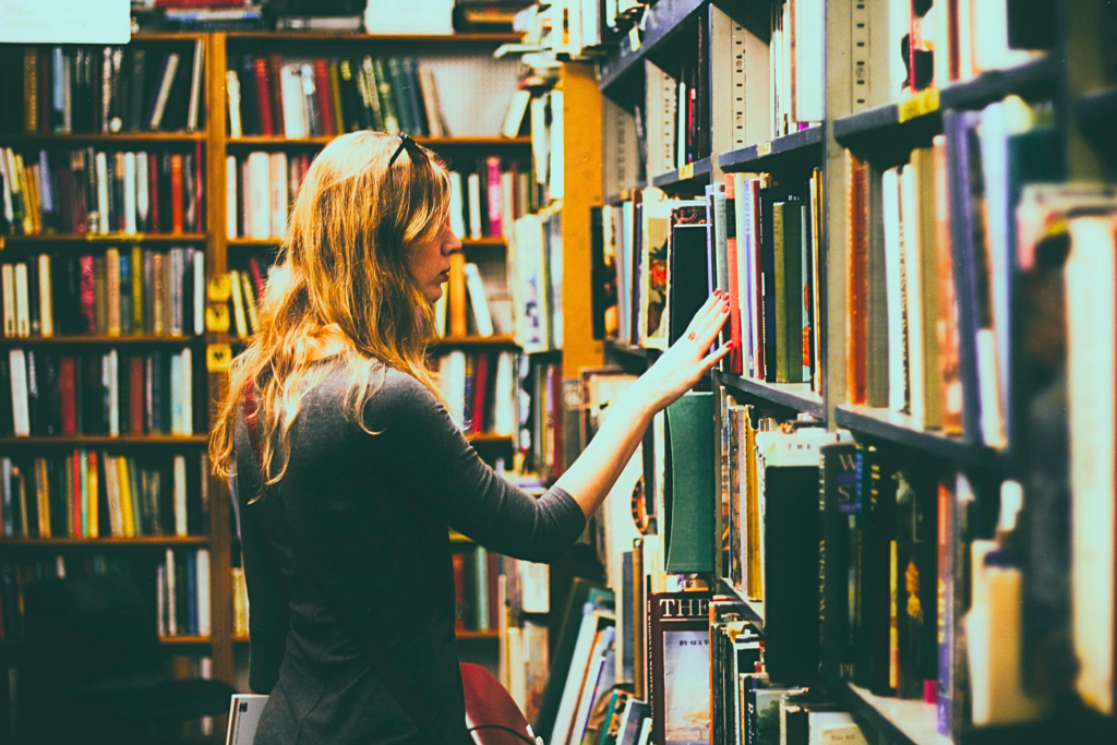 persona procurando livro para ler biblioteca edubardiana